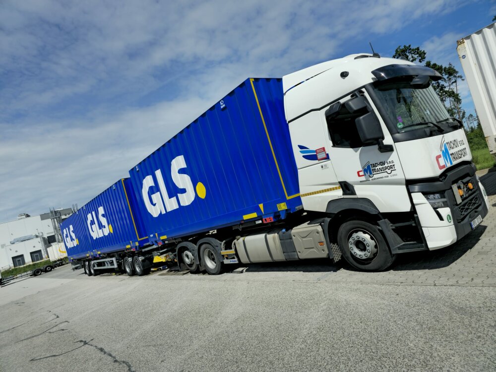 Dolly již brázdí silnice